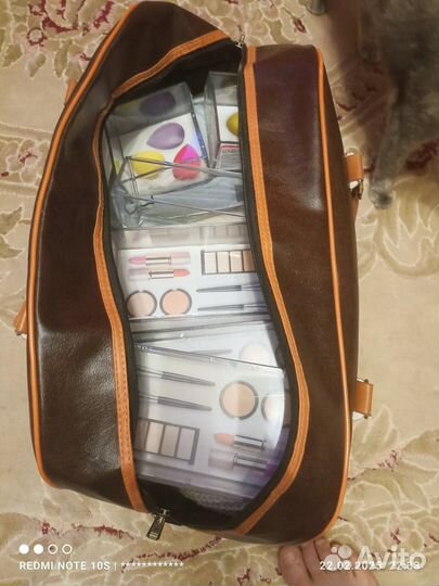 Сумка с женскими вещами