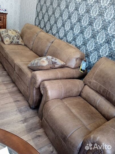 Кожаный диван с креслами.Новые