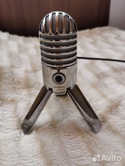 Студийный конденсаторный микрофон
