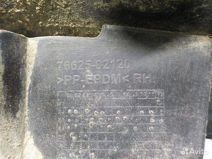 Брызговик задний правый Toyota Corolla (E120) 200