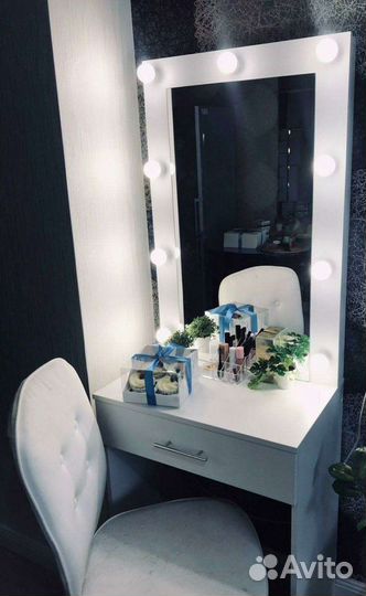 Гримерный стол с лампочками