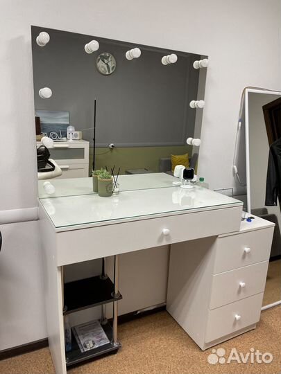 Гримерное зеркало с лампочками