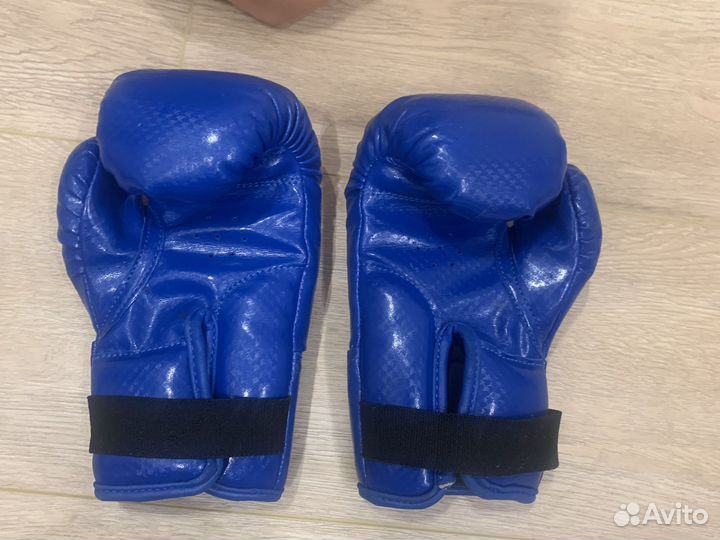 Боксерская груша и перчатки