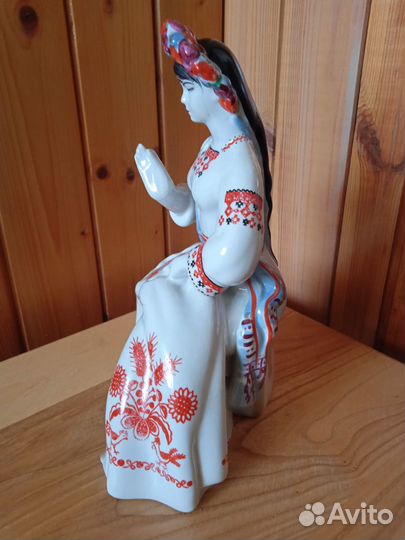 Статуэтка Вышивальщица