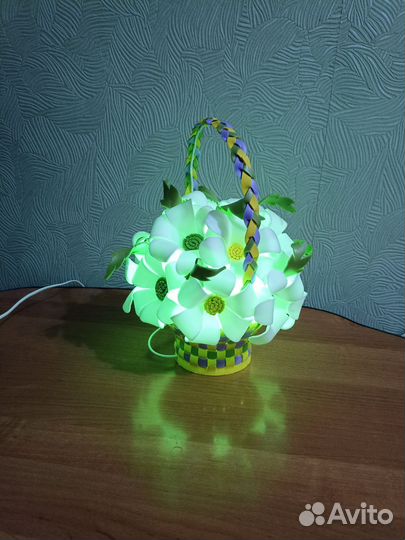 Светильник с конфетами и цветами
