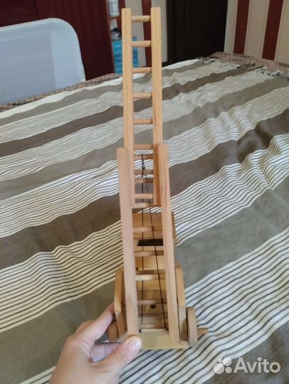 Деревянная игрушка пожарная машина