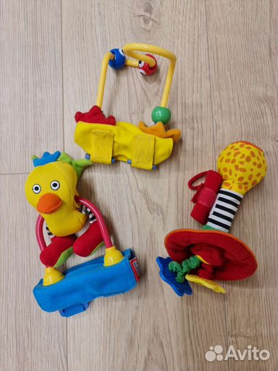 Развивающие игрушки на коляску tiny love