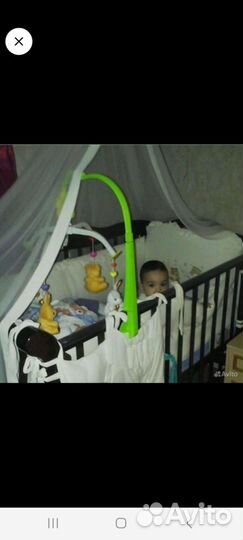 Детская кроватка с маятником