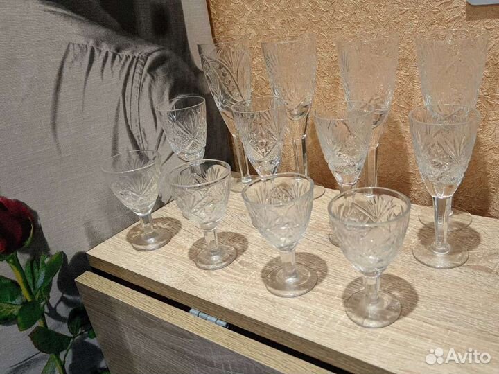 Хрустальные рюмки на ножке