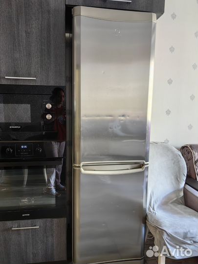 Холодильник бу сломан