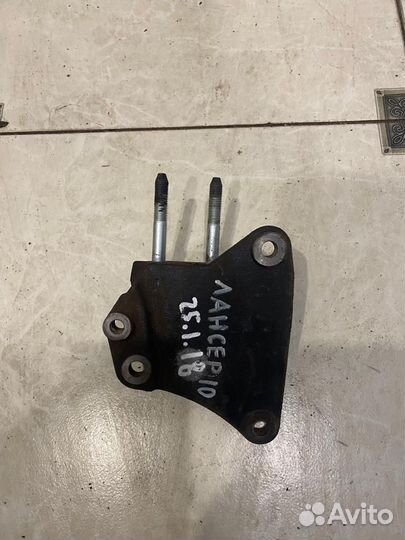 Кронштейн двигателя правый Mitsubishi Lancer 10