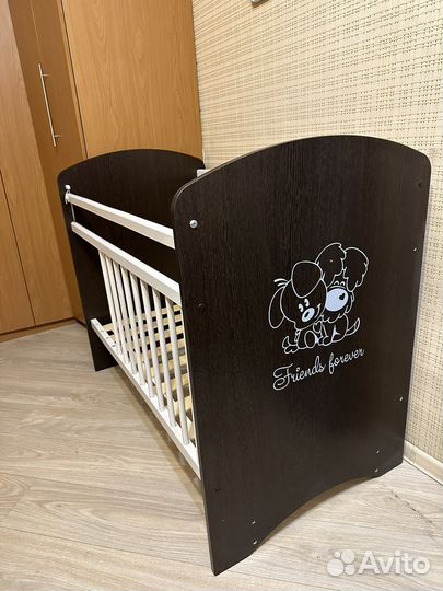 Детская кроватка с маятником и ящиком