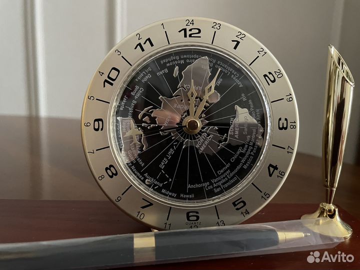 Подставка для ручки с глобусом и часами. Новая