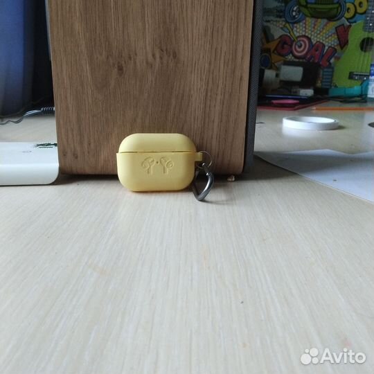 Чехол жёлтый на беспроводные наушники