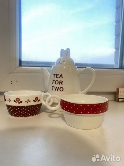 Заварочный чайник и чашки