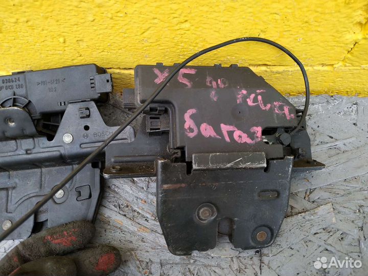 Бмв е53 х5 замок багажника