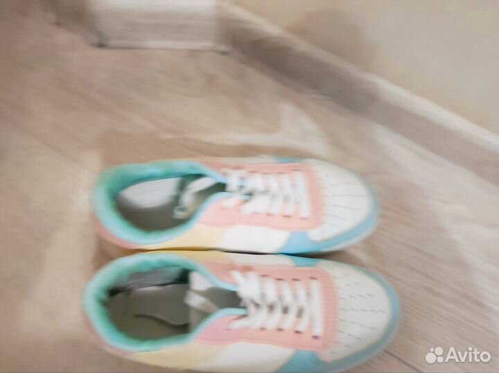 Кроссовки и кеды женские