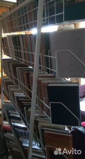 Металлическая переносная полка для книг