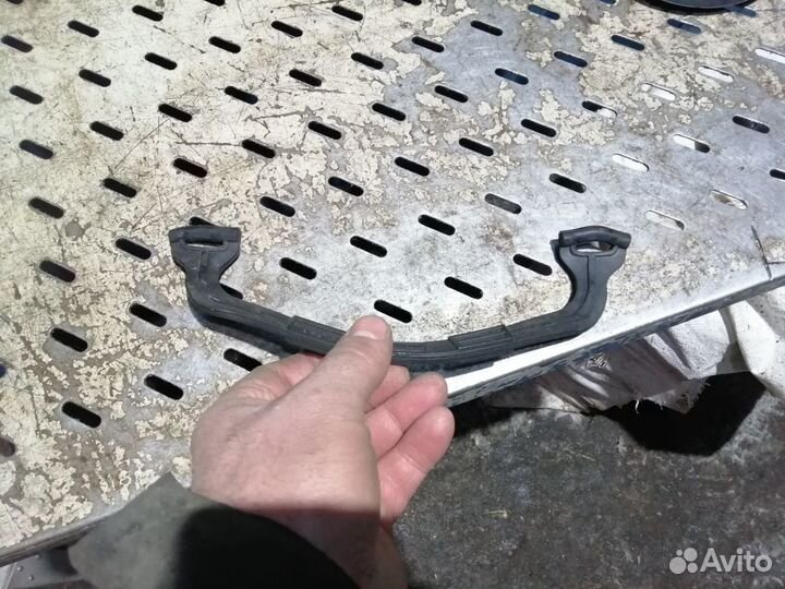 Крепление домкрата в багажнике BMW X5 e53