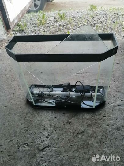 Аквариум, и кнему лампа и караблик