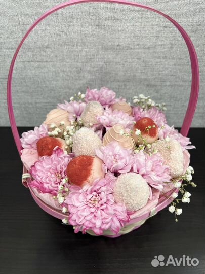 Клубника в шоколаде в корзине подарок на 8 марта