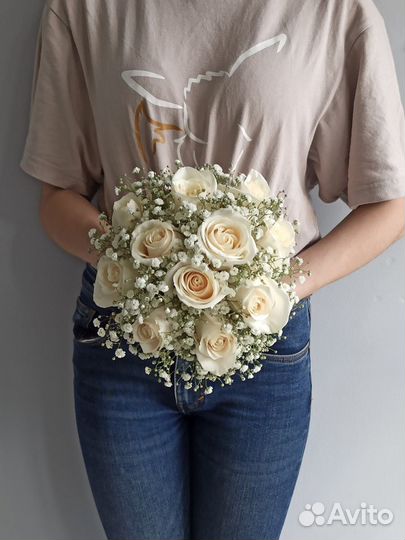 Свадебный букет из крупных роз эквадор и гипсофилы