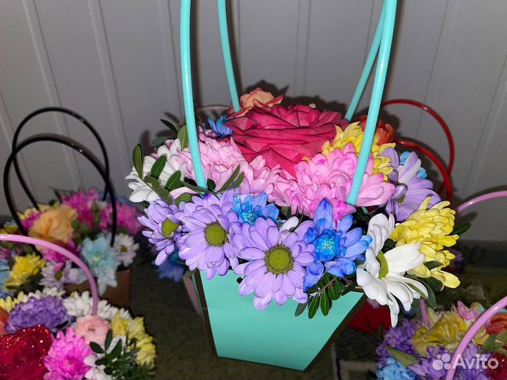 Цветы живые в корзине
