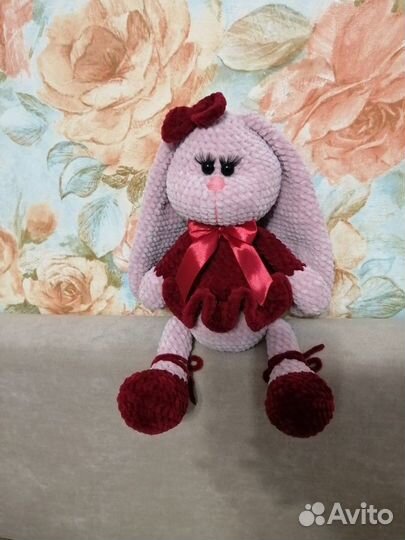 Вязаная зайка из плюшевой пряжи ручной работы