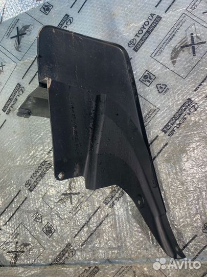 Брызговик задний правый Toyota Land Cruiser Prado