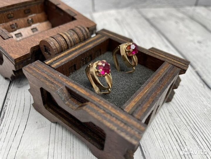 Золотые серьги 583 пробы массой 4,8 грамма