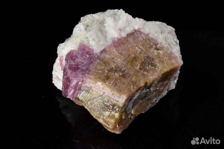Полихромный турмалин, лепидолит, альбит. Лот №759