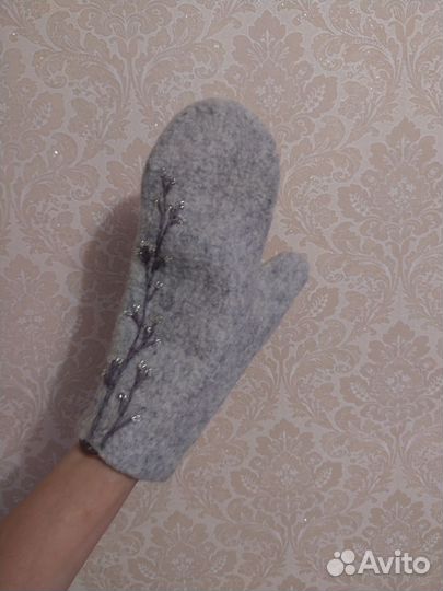 Варежки из мериноса серые с вышивкой