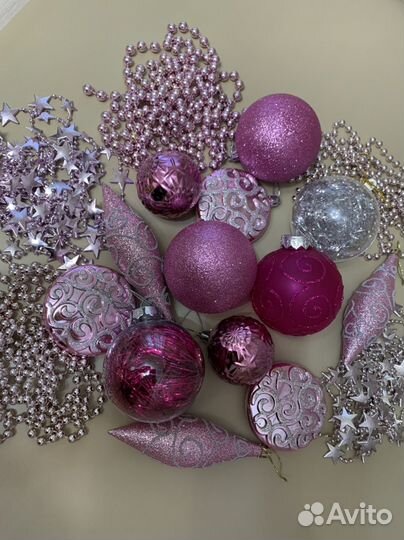 Елочные игрушки в розовом цвете, бусы