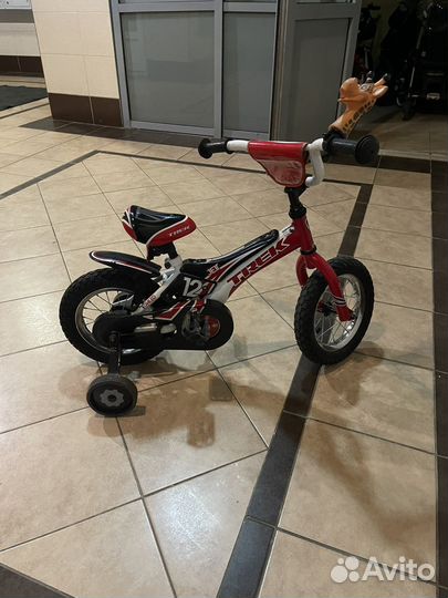 Детский велосипед с дополнительными колесами