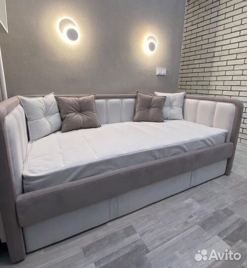 Мягкая интерьерная кровать с вертикальной стяжкой