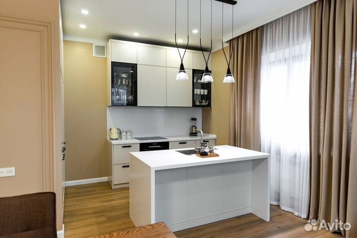 Кухонный гарнитур с каменным островом