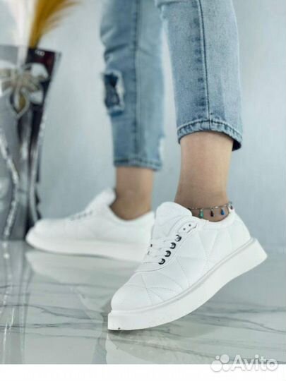 Кроссовки женские