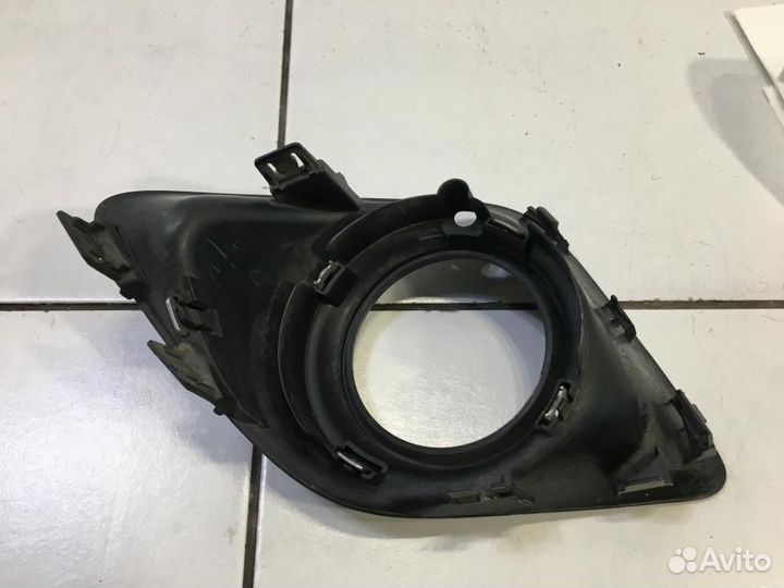 Окантовка противотуманной фары правая Mitsubishi A