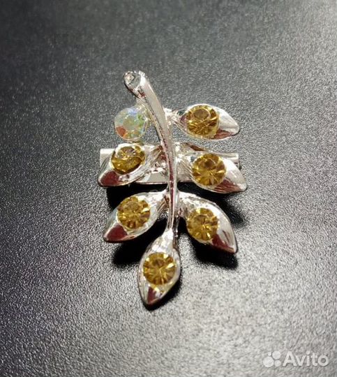 Брошь веточка