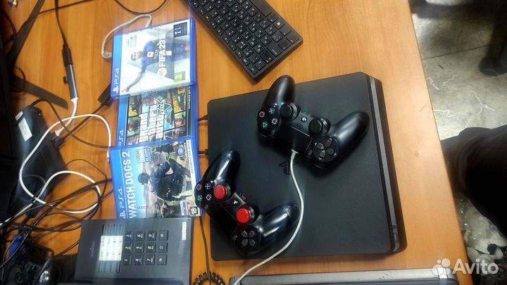 Продам приставку PS4