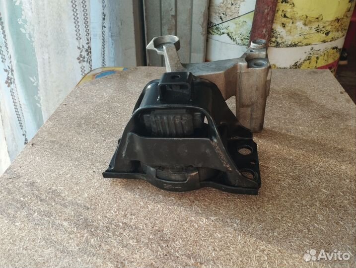 Подушка двигателя