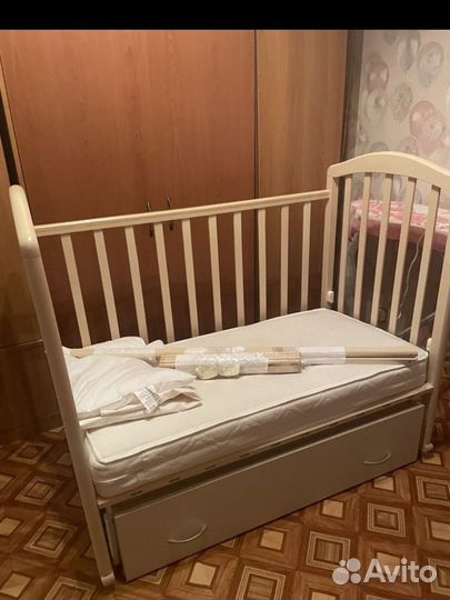 Детская кроватка с маятником и ящиком