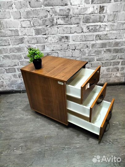 Тумба на колёсах 3 ящика