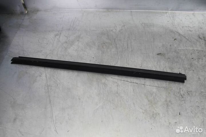 Уплотнитель стекла двери передней левой Nissan Pa