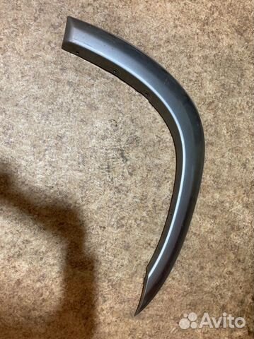 Пластикова накладка на правое крыло