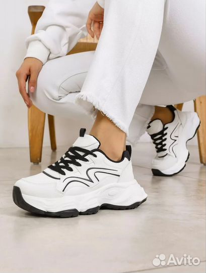 Кроссовки женские