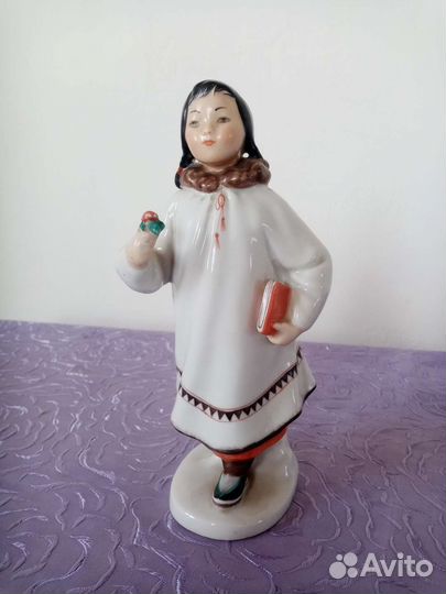 Фарфоровая статуэтка 