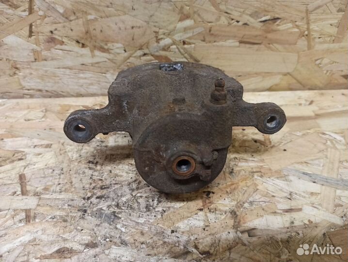 Суппорт передний правый Nissan Almera N15