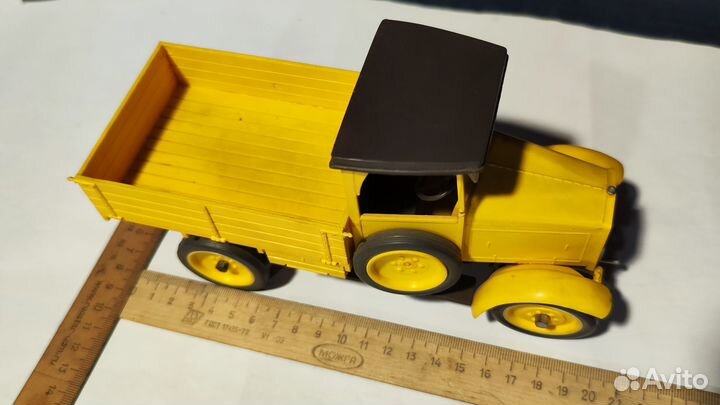 Модель грузовечка времён СССР