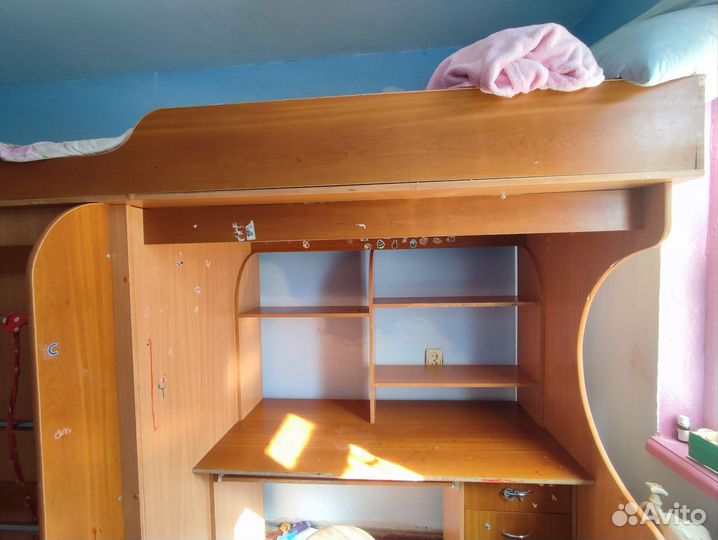 Кровать-чердак, стол, шкаф